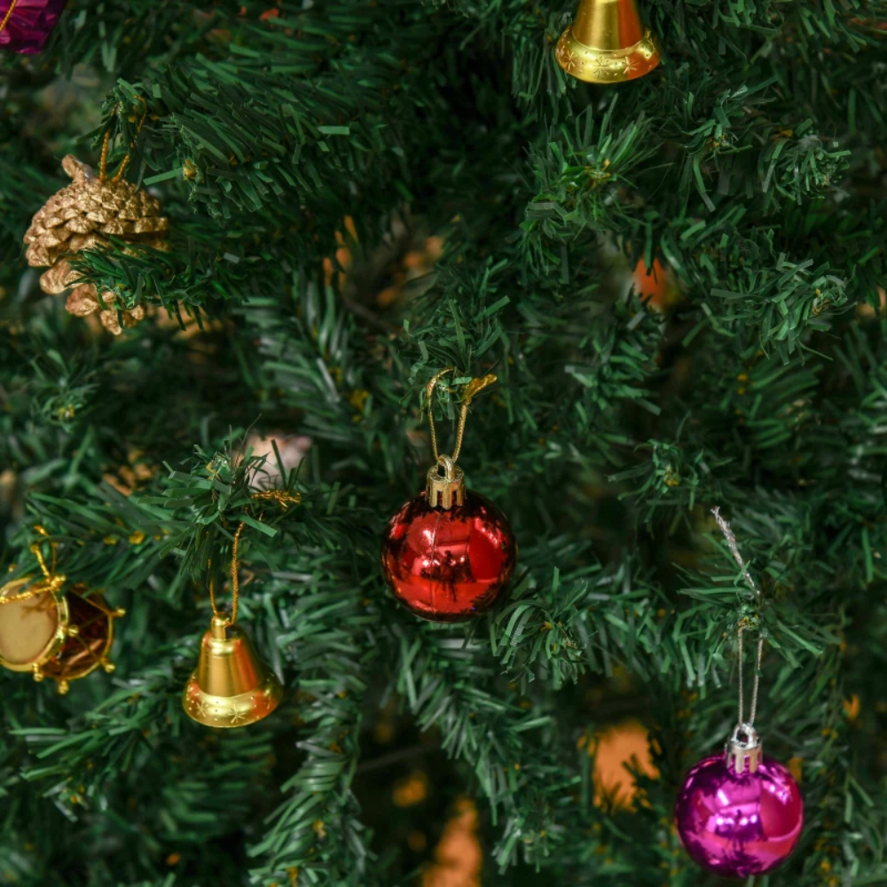 Brad artificial Crăciun 1.80 m cu 45 decorațiuni + instalație LED 10 m